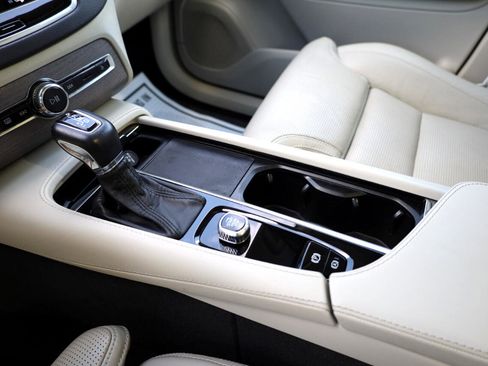 Used 2022 Volvo XC90 T6 Inscription w/ Advanced Package image 11