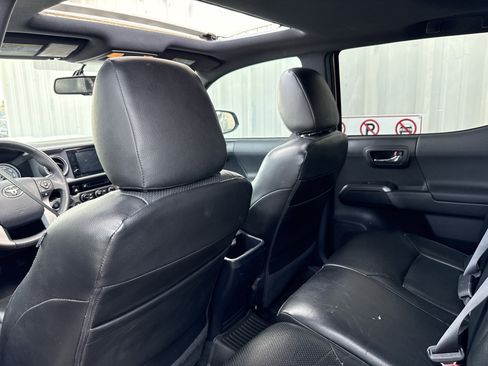 Used 2017 Toyota Tacoma TRD Sport w/ Premium & Technology Package image 25