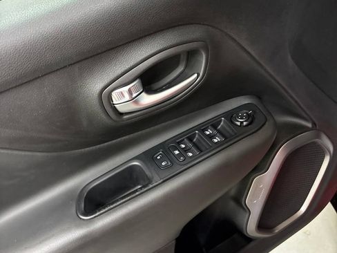 Used 2020 Jeep Renegade Altitude FWD image 18