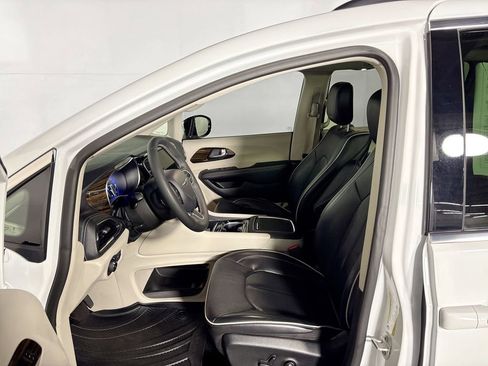 Used 2023 Chrysler Pacifica Limited w/ Uconnect Theater Family Group image 11