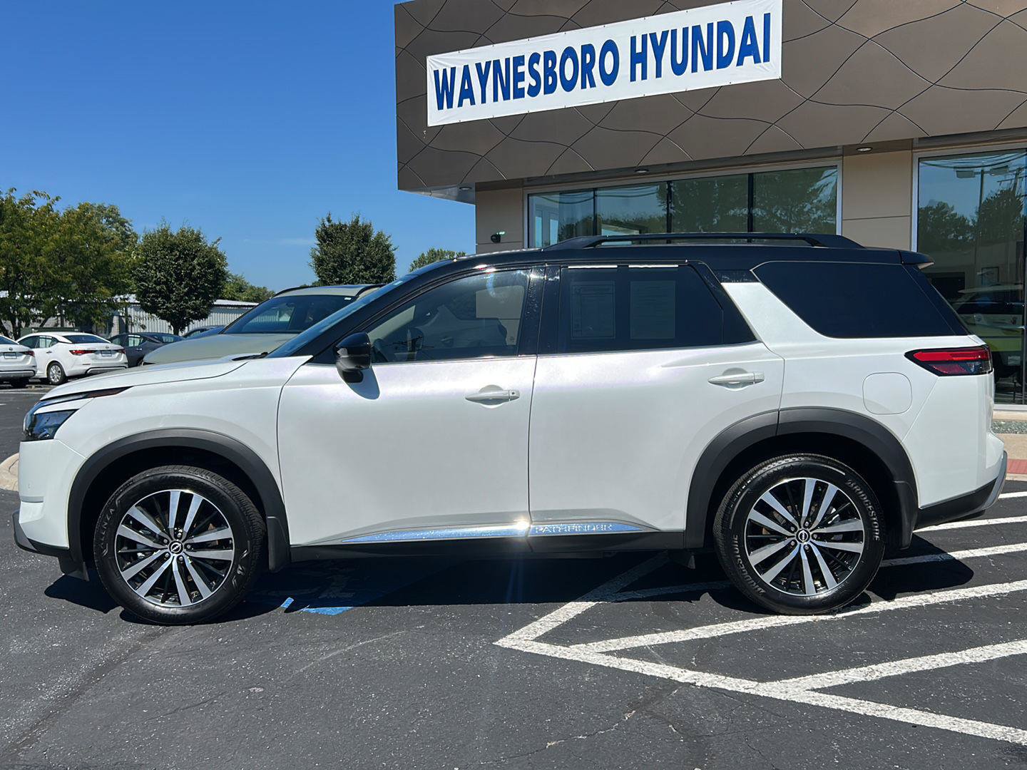 Used 2025 Nissan Pathfinder Platinum AWD/4WD image 4