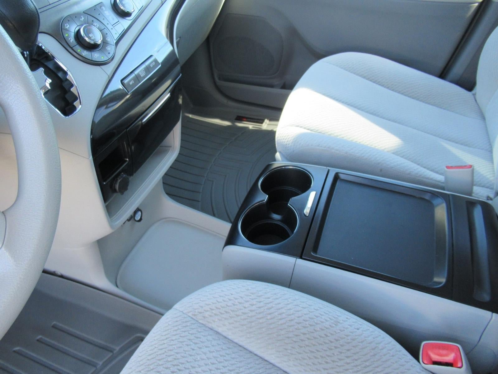 Used 2011 Toyota Sienna LE FWD image 17