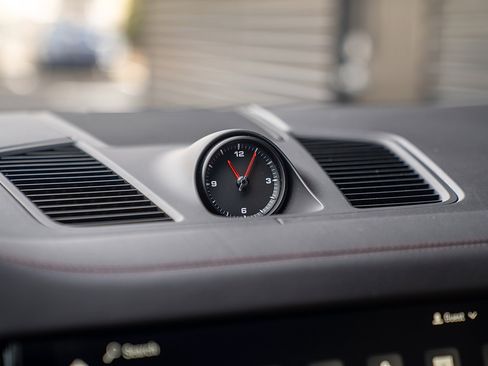 Certified 2022 Porsche Cayenne Platinum Edition image 11