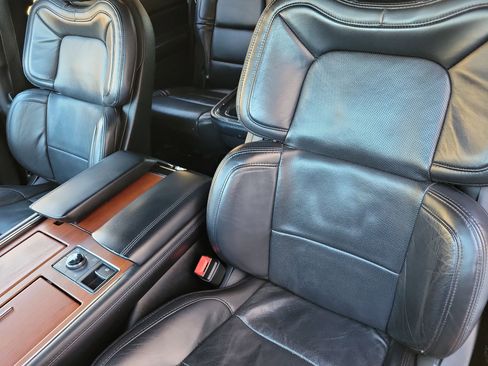 Used 2020 Lincoln Navigator Reserve image 11