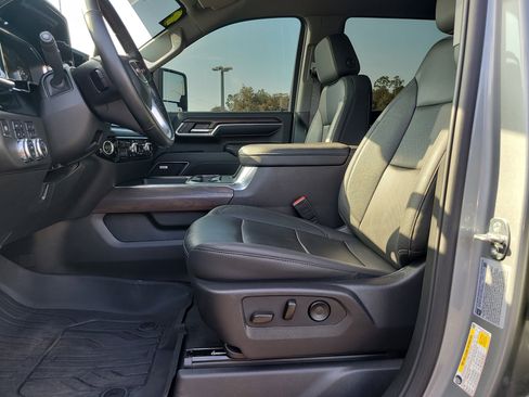 Used 2024 GMC Sierra 2500 SLT w/ SLT Premium Package image 17