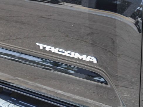 Used 2018 Toyota Tacoma SR5 RWD image 13