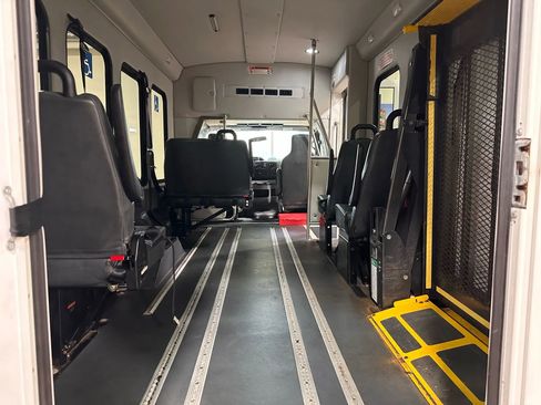 Used 2015 Ford E-350 and Econoline 350 Super Duty image 32