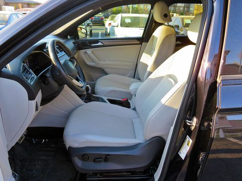 Used 2023 Volkswagen Tiguan SE R-Line image 11