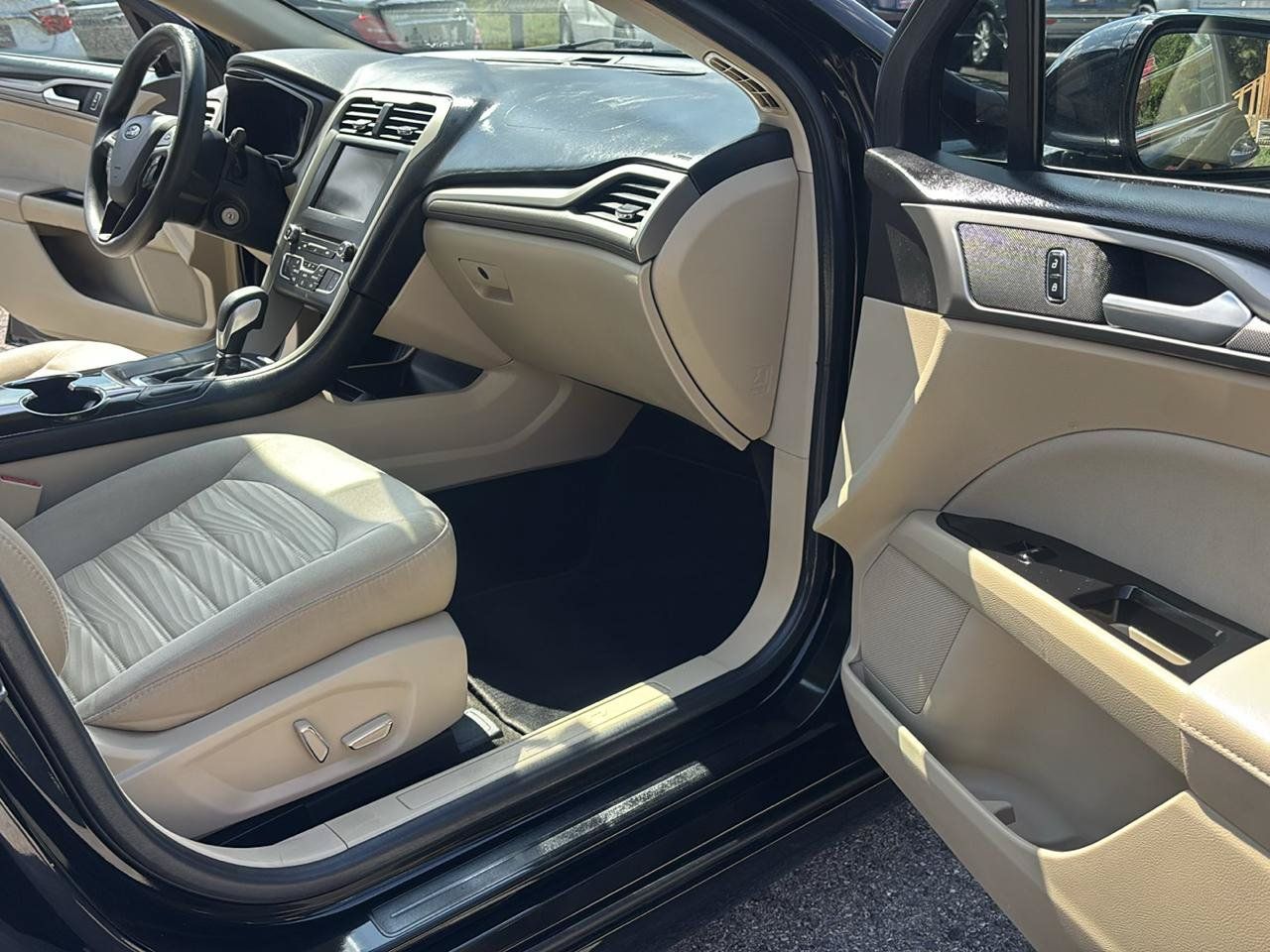 Used 2016 Ford Fusion SE FWD image 12