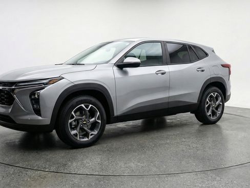 Used 2025 Chevrolet Trax LT image 3