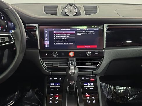 Certified 2025 Porsche Macan AWD/4WD image 16