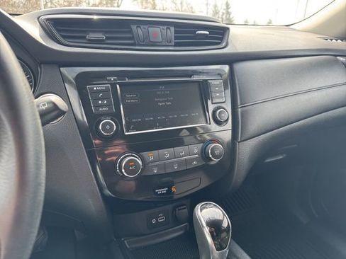 Used 2018 Nissan Rogue SV image 12