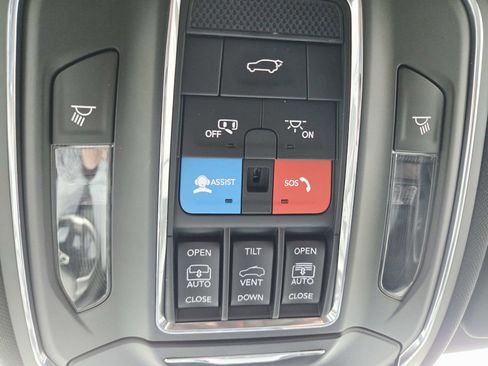 Used 2024 Jeep Grand Cherokee Limited w/ Black Appearance Package image 36