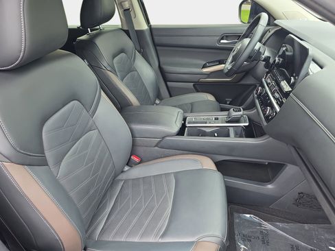 Certified 2025 Nissan Pathfinder Platinum FWD image 10