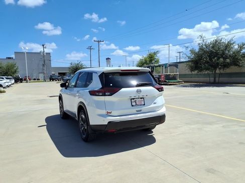 Used 2024 Nissan Rogue SV FWD image 3