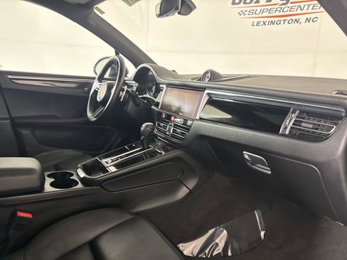 Used 2022 Porsche Macan w/ Premium Package Plus image 31