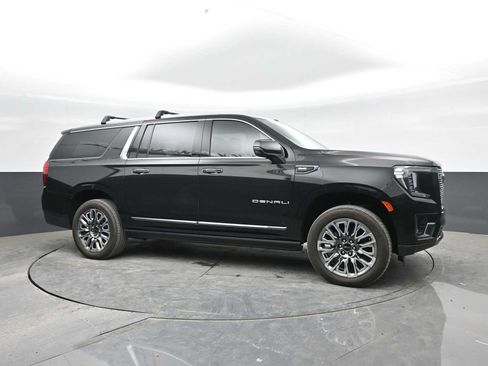 Used 2023 GMC Yukon XL Denali Ultimate AWD/4WD image 8