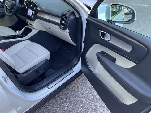 Certified 2023 Volvo XC40 B5 Plus w/ Protection Package Premier image 14