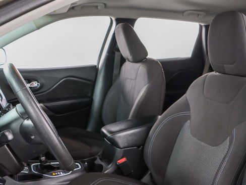 Used 2019 Jeep Cherokee Latitude w/ Popular Appearance Group image 23