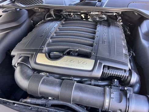 Used 2018 Porsche Cayenne Platinum Edition image 38