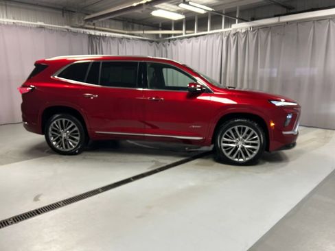 Used 2025 Buick Enclave Avenir image 8