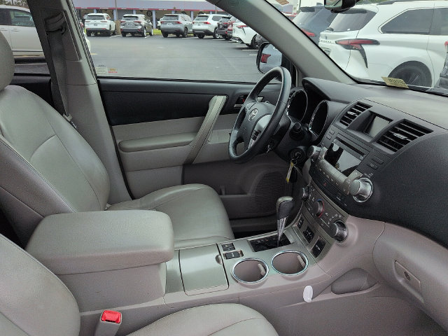 Used 2012 Toyota Highlander SE w/ Tow Pkg AWD/4WD image 10