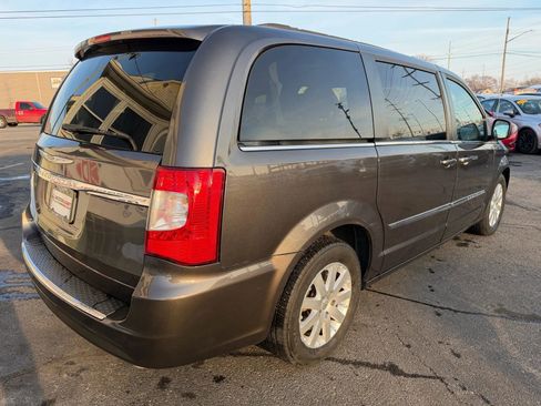 Used 2016 Chrysler Town & Country Touring image 7