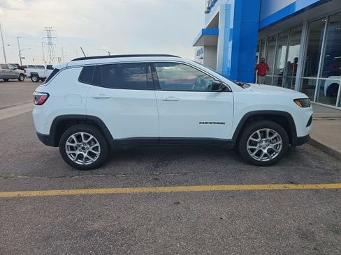 Used 2023 Jeep Compass Latitude AWD/4WD image 2