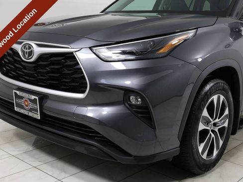 Used 2022 Toyota Highlander XLE AWD/4WD image 50