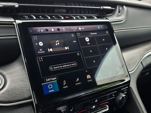 Used 2024 Jeep Grand Cherokee Limited image 27