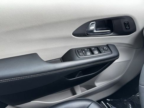 Used 2024 Chrysler Pacifica Touring-L image 31