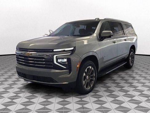 Used 2025 Chevrolet Suburban LT w/ Comfort Package image 3