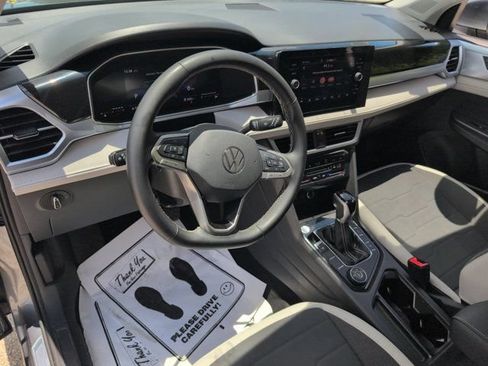 Used 2025 Volkswagen Taos SE AWD/4WD image 15