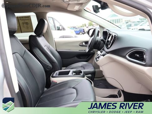 Used 2024 Chrysler Pacifica Touring-L FWD image 8