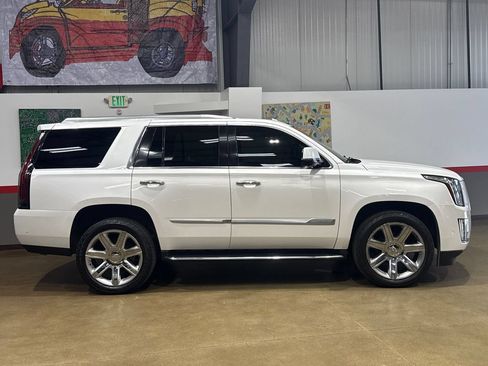 Used 2020 Cadillac Escalade Premium Luxury AWD/4WD image 3