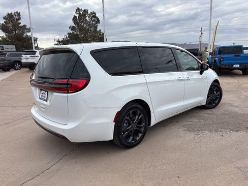 New 2026 Chrysler Pacifica Select image 5