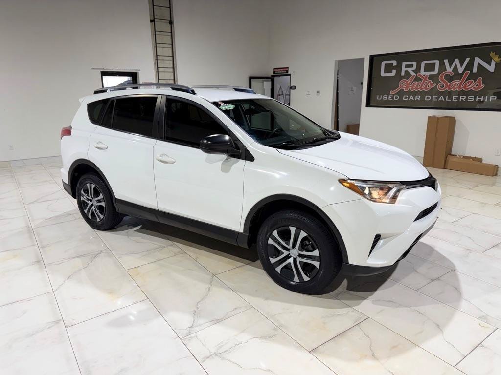 Used 2018 Toyota RAV4 LE FWD image 3
