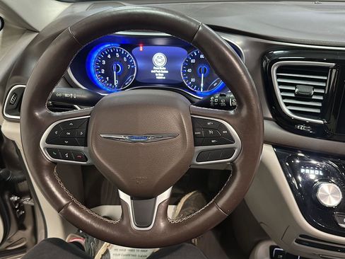 Used 2018 Chrysler Pacifica Touring-L Plus w/ Tire & Wheel Group FWD image 18