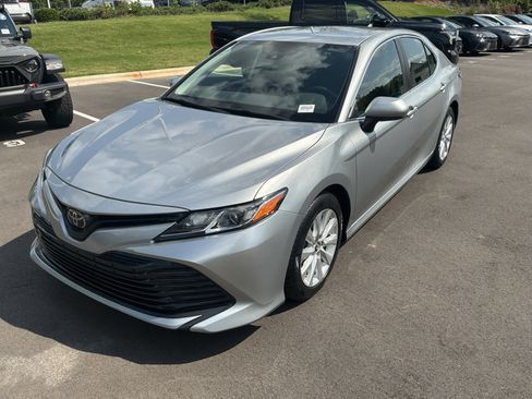 Used 2020 Toyota Camry LE FWD image 5