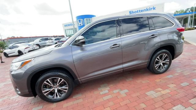 Used 2018 Toyota Highlander LE FWD image 6