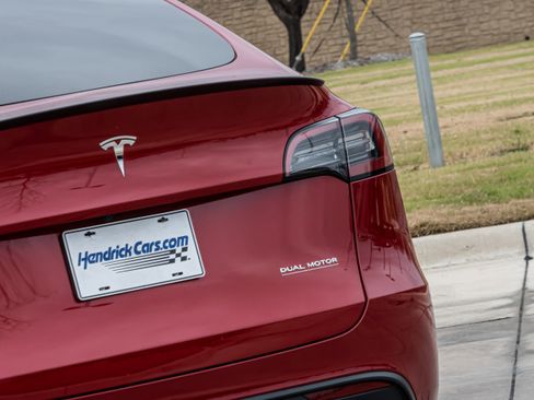 Used 2023 Tesla Model Y Performance image 8