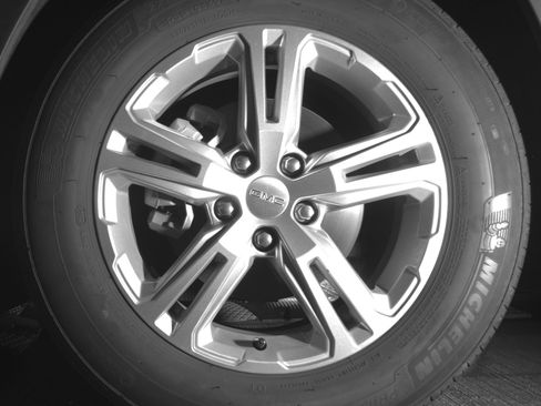 Used 2024 GMC Terrain SLE image 17