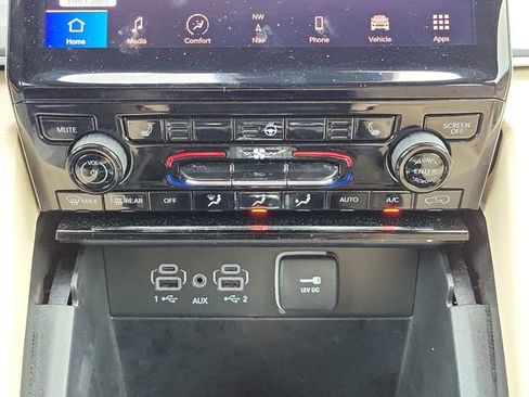 Used 2024 Jeep Grand Cherokee Limited w/ Black Appearance Package image 32