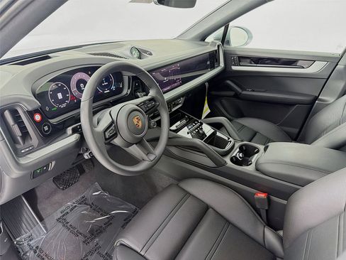 New 2025 Porsche Cayenne Coupe image 4