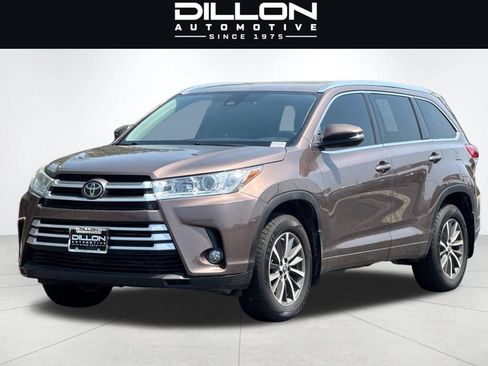 Used 2018 Toyota Highlander XLE AWD/4WD image 8