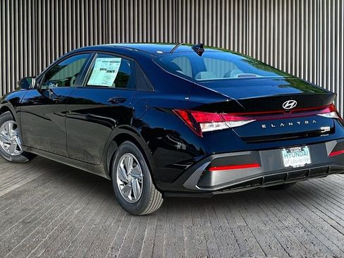 New 2026 Hyundai Elantra SE FWD image 3