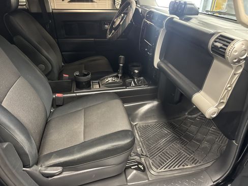 Used 2009 Toyota FJ Cruiser 4WD image 10