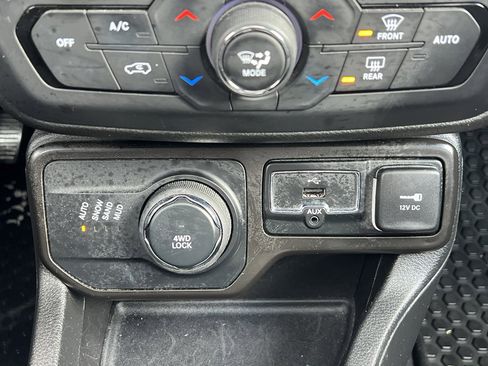 Used 2021 Jeep Renegade Latitude w/ Sun & Sound Group image 24