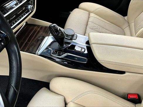 Used 2021 BMW 530i w/ Premium Package RWD image 17