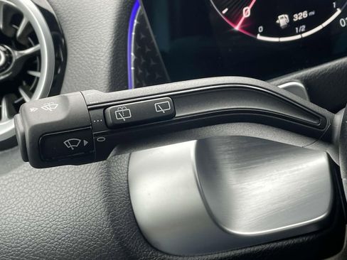 Used 2025 Mercedes-Benz GLB 250 image 21